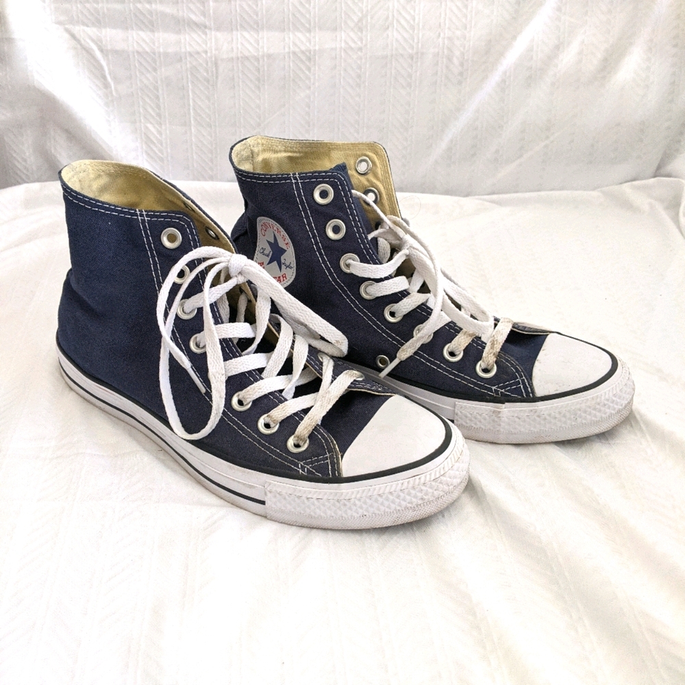 Dark blue converse in good condition